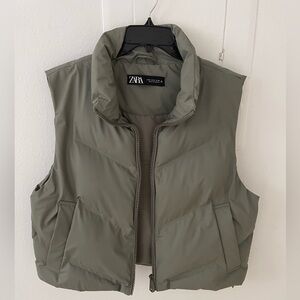 Zara women’s Khaki Olive Quilted pufferVest size M